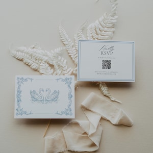 OSA-kort med dammblått svanmotiv | Elegant ljusblått OSA med QR-kod | Canva-mall med fransk toile-design | Svarskort med formellt bröllop | C32