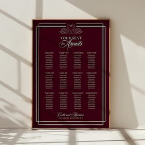 Puede incluir: Un plano de asientos de boda burdeos enmarcado con borde dorado. El texto "Your Seat Awaits" está en la parte superior, con una ilustración de cisnes. Los nombres están listados debajo de cada número de mesa en blanco. Para Cecilia y Harrison, sábado 5 de noviembre.