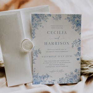 Op de afbeelding: Trouwkaart met blauw bloemmotief en de namen Cecilia en Harrison. De uitnodiging bevat de datum, tijd en locatie van de ceremonie. Een envelop en een zegel zijn ook zichtbaar.