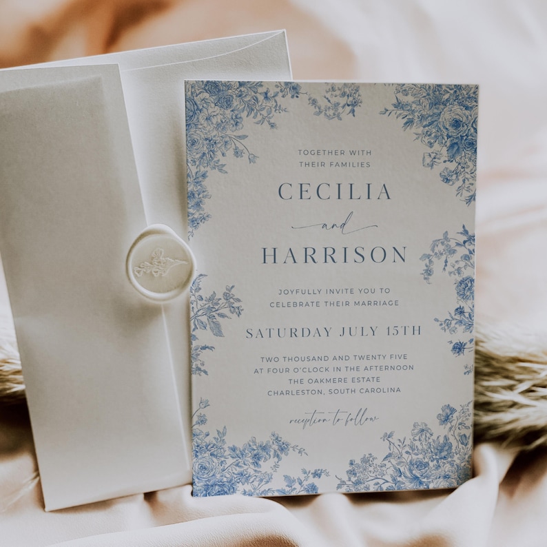Op de afbeelding: Trouwkaart met blauw bloemmotief en de namen Cecilia en Harrison. De uitnodiging bevat de datum, tijd en locatie van de ceremonie. Een envelop en een zegel zijn ook zichtbaar.
