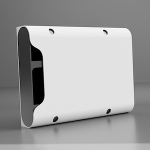 Può includere: Un oggetto rettangolare bianco con bordi arrotondati e quattro piccoli fori circolari neri. L'oggetto presenta un design curvo su un lato, rivelando un interno scuro. L'articolo è posto su uno sfondo grigio.