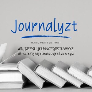Puede incluir: Una fuente manuscrita llamada "Journalyzt" en azul con un subrayado azul. El alfabeto se muestra en mayúsculas y minúsculas.