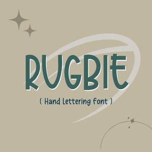 Peut inclure: Graphique numérique avec le mot "RUGBIE" en teal, souligné de blanc, sur fond beige. Le texte "{ Hand Lettering Font }" est en dessous. Le design comprend des étoiles et des lignes courbes.