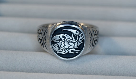 Anillo de escorpion tribal tiene muchos significados en todo el mundo y podria ser un signo de peligro o un protector contra los malos espiritus. Etsy Espana