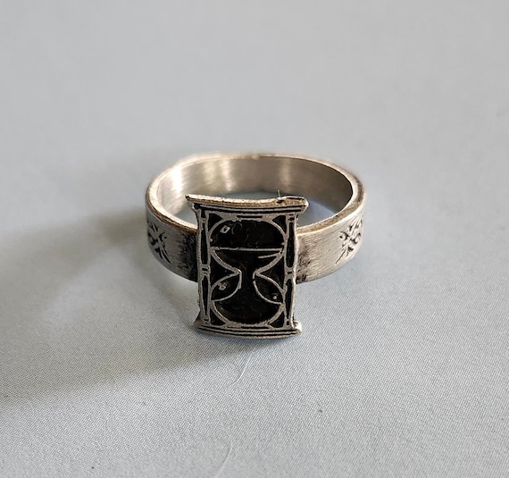 Hour Glass Pewter Ring - Small Sizes 4 to 7 + Half Sizes - Petite Ring RS260