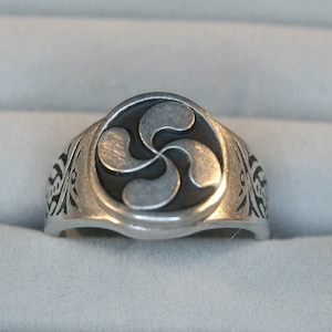 Lauburu Basque Ring - Mythological Symbol Sun- Four Heads Cross - Celtic Tradition RM103