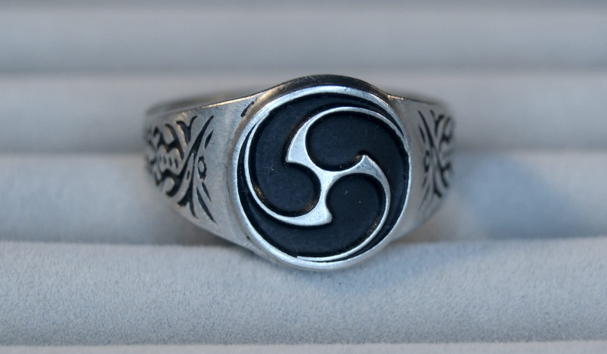 Tomoe Mitsudomoe Ring - Etsy