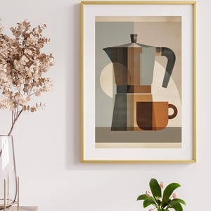 Könnte beinhalten: Abstrakter Kunstdruck mit einer Kaffeemaschine und einer Kaffeetasse in Braun-, Grau- und Beigetönen. Das Kunstwerk ist in einem goldenen Rahmen gerahmt und an einer weißen Wand ausgestellt. Das Thema ist Kaffee und Küchendekoration.