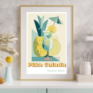 Könnte beinhalten: Ein gerahmter Kunstdruck mit einer Retro-Illustration eines Piña Colada-Cocktails. Das Bild zeigt eine Ananas, ein Cocktailglas und einen Schirm. Die Worte "Piña Colada" und "Freshly Made" sind in einer Vintage-Schrift dargestellt.