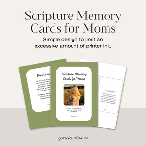Puede incluir: Un conjunto de tarjetas de memoria de las Escrituras para madres con un esquema de color verde salvia y blanco. Las tarjetas incluyen texto como 'Scripture Memory Cards for Moms', 'How to use' e 'Isaiah 40:31', junto a una pequeña fotografía.