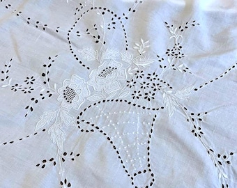 刺繍と複雑なカットワークが施されたヴィンテージのハンドメイド