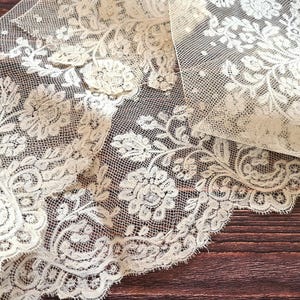 ✨ ANTIQUE HANDMADE VALENCIENNES LACE TRIM ✨
Fine French bobbin lace — a true collector’s treasure

A truly refined piece of antique Valenciennes lace, entirely handmade in the finest French bobbin-lace tradition. Light, delicate, and incredibly finely worked, featuring an elegant and harmonious floral pattern rich in intricate detail — a hallmark of authentic Valenciennes craftsmanship.