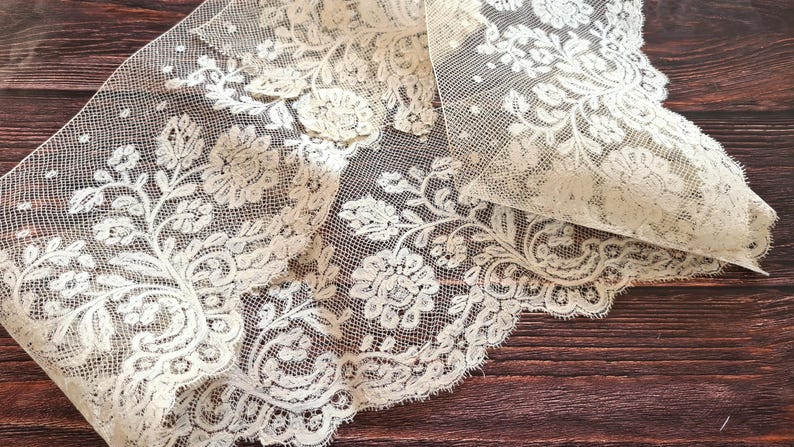 ✨ ANTIQUE HANDMADE VALENCIENNES LACE TRIM ✨
Fine French bobbin lace — a true collector’s treasure

A truly refined piece of antique Valenciennes lace, entirely handmade in the finest French bobbin-lace tradition. Light, delicate, and incredibly finely worked, featuring an elegant and harmonious floral pattern rich in intricate detail — a hallmark of authentic Valenciennes craftsmanship.