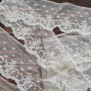 Antique Brussels Lace Border - Delicate Floral Handcrafted Belgian Lace - 400cm x 11cm - Vintage Lace Trim with Age Charm
