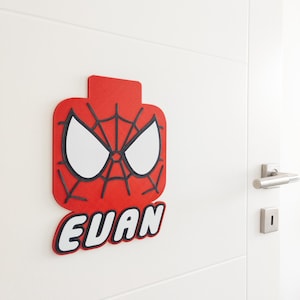 レッドスパイダーネームサイン パーソナライズドアハンガー カスタムサイン 子供部屋装飾 ウォールアート 誕生日パーティーギフト 寝室 スーパーヒーロー