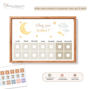 Peut inclure: Un tableau pour enfants encadré de bois clair. Il présente une lune, des étoiles et le texte "Chez qui Je dors ?". Les jours de la semaine sont listés, avec des espaces pour les marques. Des images et du texte supplémentaires sont en bas.