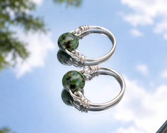 Anillo de jaspe verde envuelto en alambre / Anillo de cuentas de jaspe hecho a mano / Joyería bohemia occidental / Anillo de plata ajustable / Regalo minimalista y natural
