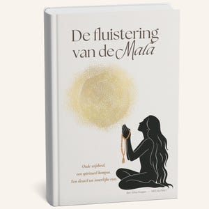 Op de afbeelding: Een hardcover boek getiteld "De fluistering van de Mala" met een witte kaft. De kaft toont een gouden zonnemotief en een zwart silhouet van een persoon die mediteert met gebedskralen. Tekst bevat "Oude wijsheid, een spiritueel kompas, een sleutel tot innerlijke rust."