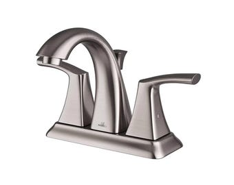 Puede incluir: Un grifo de baño de níquel cepillado con dos manijas y un caño curvo. El grifo está etiquetado como "Delta".