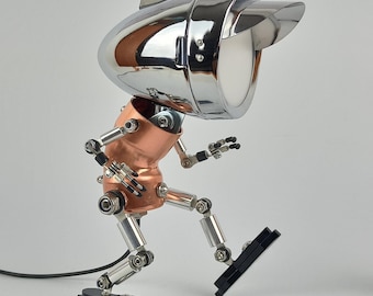 Handgefertigte Roboterlampe – Bewegliche Steampunk Schreibtischlampe, Metallkunst