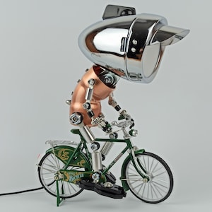 Luminária de mesa artesanal em metal, estilo steampunk, totalmente articulada e com design exclusivo de ciclista: uma peça de arte em metal.