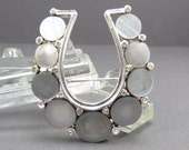 Silver Lisner Lucite Horseshoe Broche Vintage années 1950 Lucite et strass au milieu du siècle signent broche