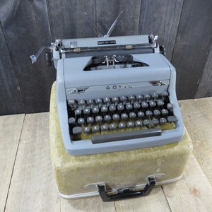 Working Vintage Typewriter Portable Manual Royal Quiet De Luxe with Carrying Case