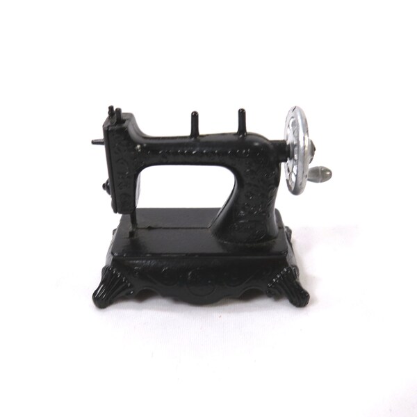 Vintage Die Cast Singer Sewing Machine Play/Me Miniature Pencil Sharpener