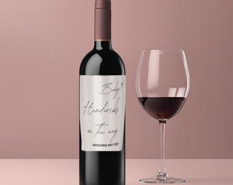 Può includere: Una bottiglia di vino rosso con un'etichetta bianca che dice "Baby Hendricks on the way Arriving May 2023".