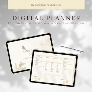 Könnte beinhalten: Zwei digitale Tablets, die einen digitalen Planer anzeigen. Ein Tablet zeigt ein Cover mit einer Vogelillustration und dem Text "DEIN JAHR 20". Das andere Tablet zeigt eine Indexseite. Der Text "DIGITAL PLANNER" steht oben.