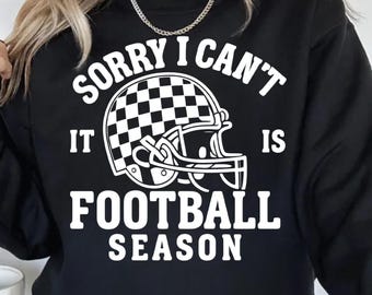 Tut mir leid, ich kann nicht, es ist Fußballsaison PNG, Retro karierter Helm PNG, lustiges Fußball-Mama-Shirt PNG, Fußball-Saison Sublimationsdesign, Retro