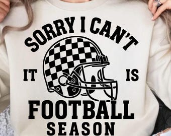 Tut mir leid, ich kann nicht, es ist Fußballsaison PNG, Retro karierter Helm PNG, lustiges Fußball-Mama-Shirt PNG, Fußball-Saison Sublimationsdesign, Retro