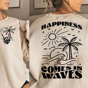 Geluk komt in golven SVG, zomershirt Svg, positieve Svg, golven Svg, strand Svg, Summer Vacay Vibe svg, png