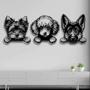 Pode incluir: Três peças de decoração de parede em silhueta preta de cães espreitando por cima de uma superfície. Os cães são um Yorkshire Terrier, um poodle e um pastor alemão.