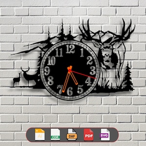 Puede incluir: Silueta en blanco y negro de un ciervo con grandes cuernos, montañas y pinos que rodean una esfera de reloj con manecillas negras y números naranjas. La esfera del reloj está configurada a las 10:45. La imagen es una descarga digital para proyectos de manualidades.