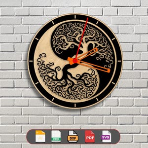 Pode incluir: Um relógio yin yang preto e branco com um design de árvore. O relógio é feito de madeira e tem um fundo preto com um design de árvore branco. O relógio está em uma parede de tijolo branco. O relógio está disponível nos formatos AI, CDR, DXF, PDF e SVG.