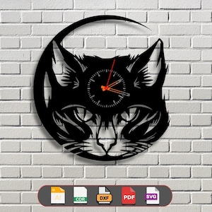 Op de afbeelding: Zwart-witte silhouet van een kattenkop met een klok in het midden. De klok heeft zwarte wijzers en een zwarte achtergrond. De afbeelding is op een witte bakstenen muur achtergrond. De afbeelding bevat de bestandsformaten: AI, CDR, DXF, PDF, SVG.
