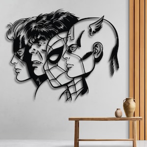 Könnte beinhalten: Schwarzweiß-Illustration von drei Superhelden-Gesichtern, darunter Captain America, Spider-Man und eine maskierte Figur. Die Illustration befindet sich an einer weißen Wand mit einem Holztisch und einer Vase im Vordergrund.