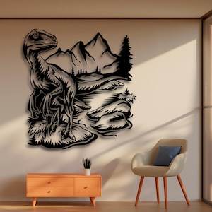 Könnte beinhalten: Schwarze Metall-Wandkunst mit einer detaillierten Silhouette eines Dinosauriers in einer Naturlandschaft. Das Kunstwerk zeigt einen Raptor, der auf einer felsigen Oberfläche mit Bergen und Bäumen im Hintergrund steht. Ein dekoratives Stück für jeden Raum.