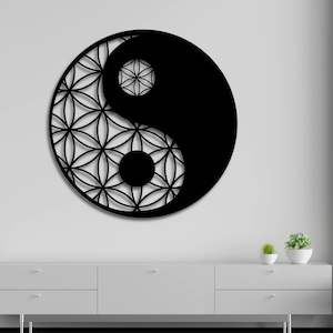 Może przedstawiać: Czarno-biały symbol yin yang z wzorem kwiatu życia w tle. Symbol jest okrągłym wzorem z czarno-białym zwojem.