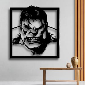 Könnte beinhalten: Schwarze und weiße Wandkunst aus Metall mit einer Nahaufnahme des Gesichts von Hulk mit einem wütenden Ausdruck. Die Kunst ist in einem schwarzen quadratischen Rahmen gerahmt.