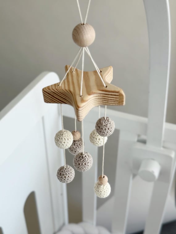 Mini Babymobile – Handgemacht aus Naturholz & gehäkelten Baumwollkugeln – personalisierbar in Wunschfarben, Maxi Cosi Anhänger, nachhaltig
