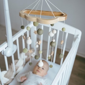 Handgemaakte babymobiel van hout en biologisch katoen | Wolkenmobiel met sterren – duurzame babykamerdecoratie en babycadeau