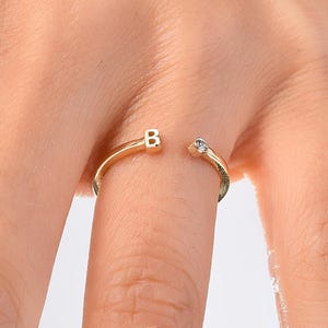 Anillo de oro macizo de 14 quilates con letra y piedra de nacimiento. Anillos con iniciales ajustables. Delicado anillo abierto. Regalo personalizado para ella, mamá o nuevas mamás.
