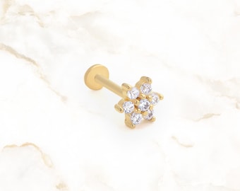 Pendiente de flor para trago en oro de 14 quilates / Piercing de cartílago con zafiro