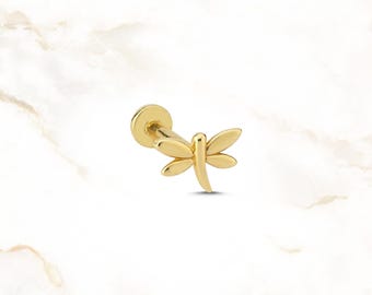 Può includere: Un orecchino a bottone color oro con un design a libellula. L'orecchino ha un retro piatto e circolare e un perno per l'inserimento. La libellula ha ali dettagliate e un corpo sottile, creando un accessorio delicato e ispirato alla natura.