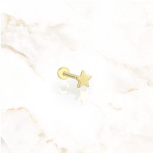 14K massief gouden sterpiercing | 18G minimalistische kraakbeenknop platte achterkant | Tragusoorbel met inwendig schroefdraad | Sierlijke gouden labret-sieraden