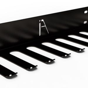 Puede incluir: Estante de pared de metal negro con diez ganchos para colgar objetos. El estante tiene un logotipo de una escalera con la letra 'A' en el medio.