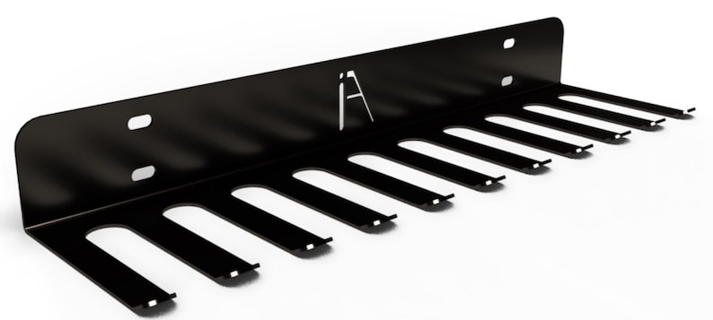 Puede incluir: Estante de pared de metal negro con diez ganchos para colgar objetos. El estante tiene un logotipo de una escalera con la letra 'A' en el medio.