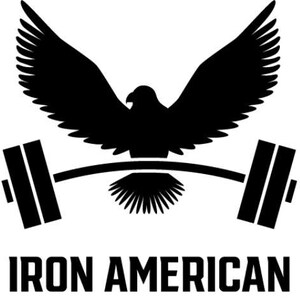 Puede incluir: Logotipo en blanco y negro de una silueta de un &aacute;guila levantando una barra de pesas con el texto "IRON AMERICAN" debajo.